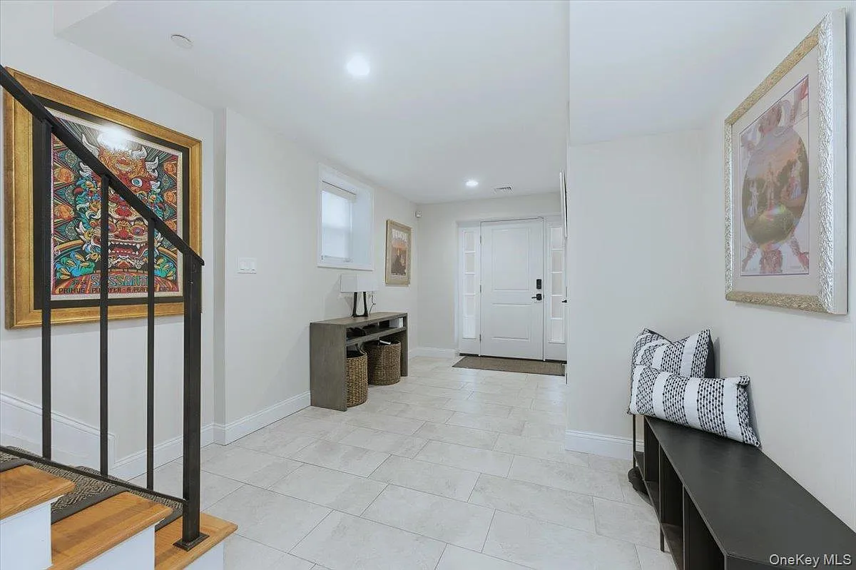 3 bed, 2.5 bath, 2024 sqft, $22,500 — Photo 2
