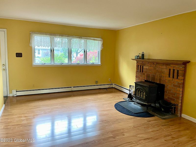 4th image of 27 Knob Hill Road