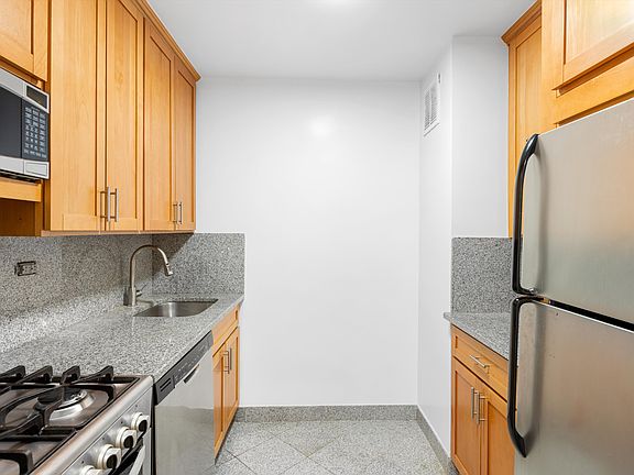 3rd image of 320 E 23rd St APT 17N