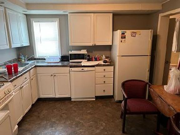 4th image of 407 N Clinton St Unit B