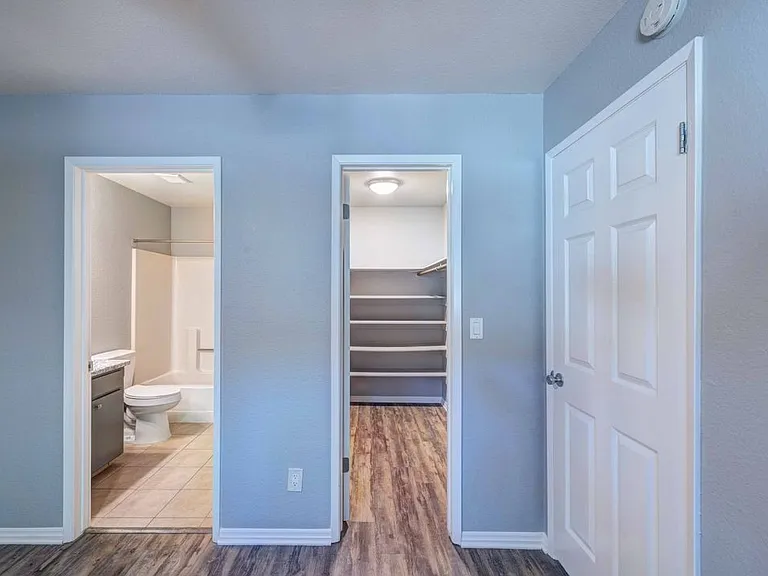 Sandpointe Apartments — Photo 9