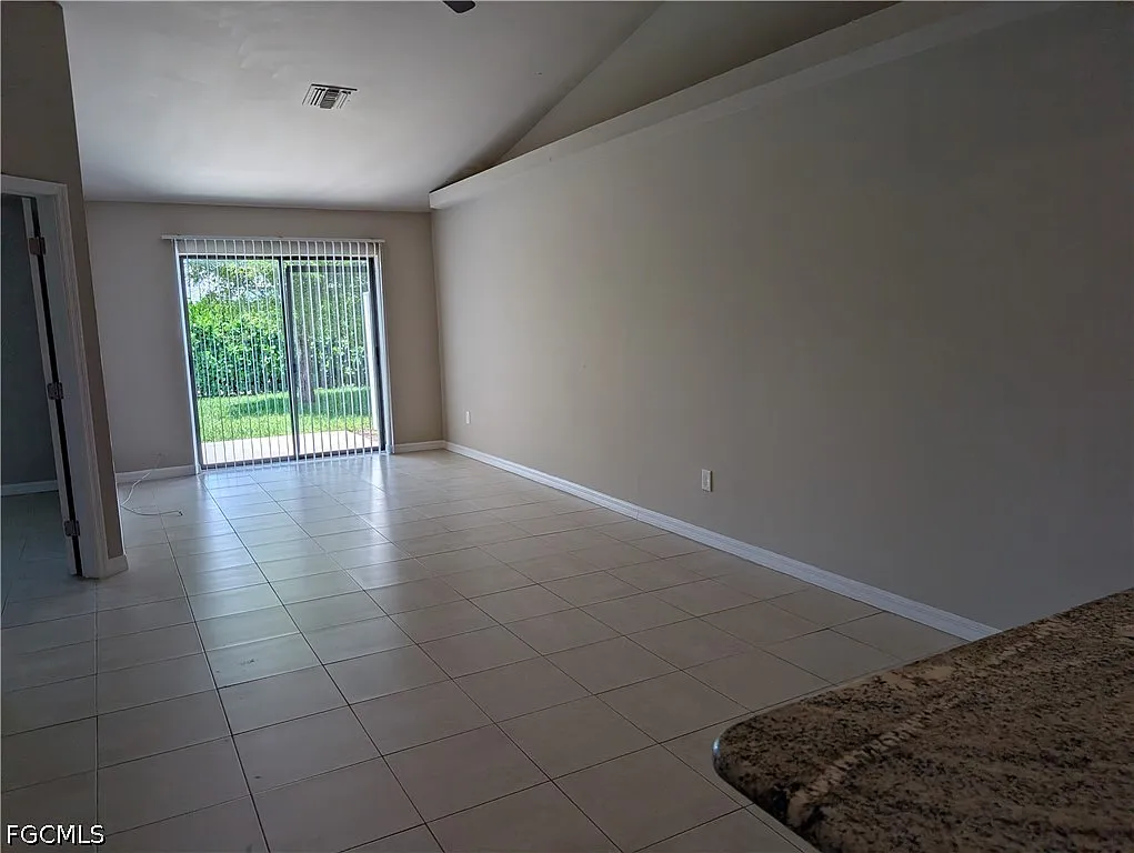 3 bed, 2.0 bath, 1207 sqft, $1,600 — Photo 2