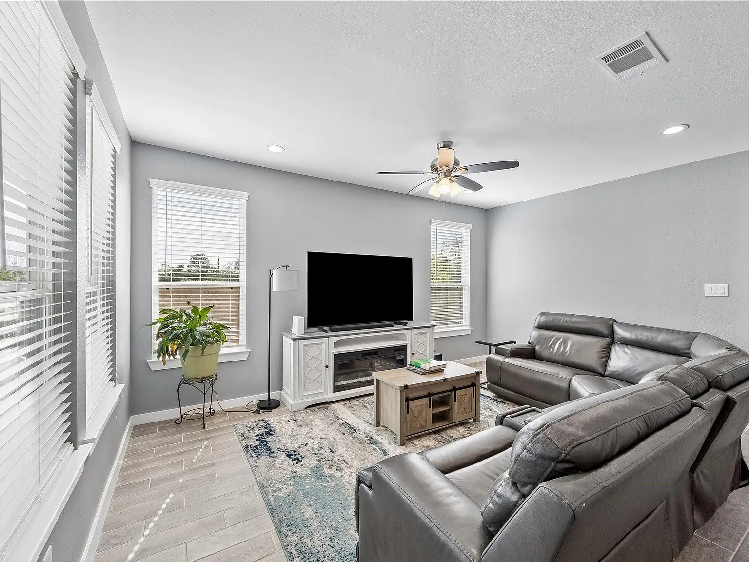 4 bed, 1869 sqft, $2,300 — Photo 2