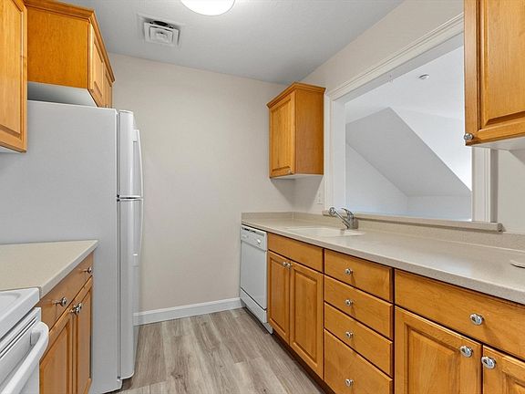 3rd image of 27 Hartland Way Unit 309