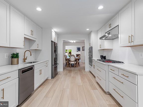 5th image of 215 Andover Ct NE
