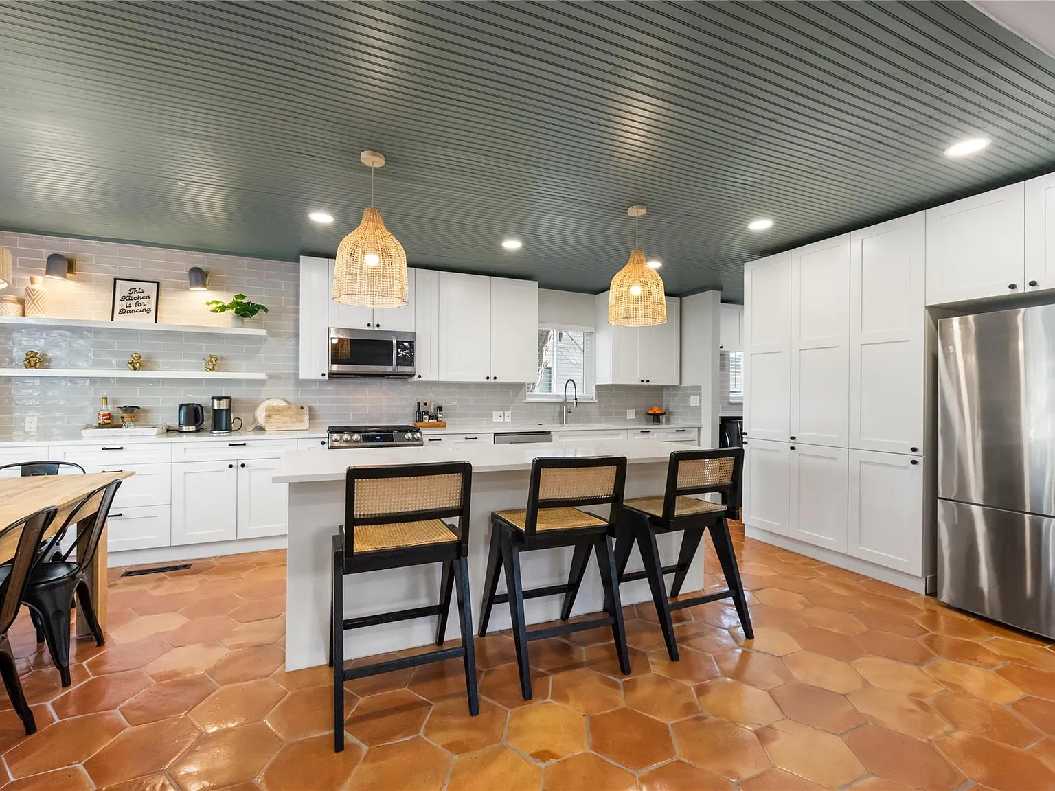 4 bed, 2.0 bath, 2371 sqft, $7,500 — Photo 4