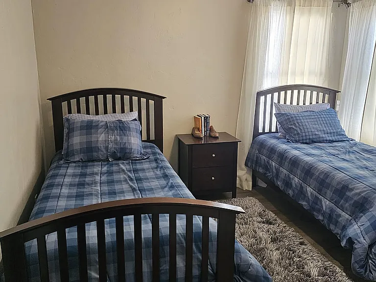 Bedroom 4, two twin beds