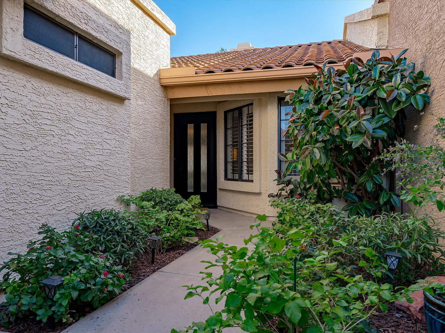 3 bed, 1334 sqft, $3,200 — Photo 1