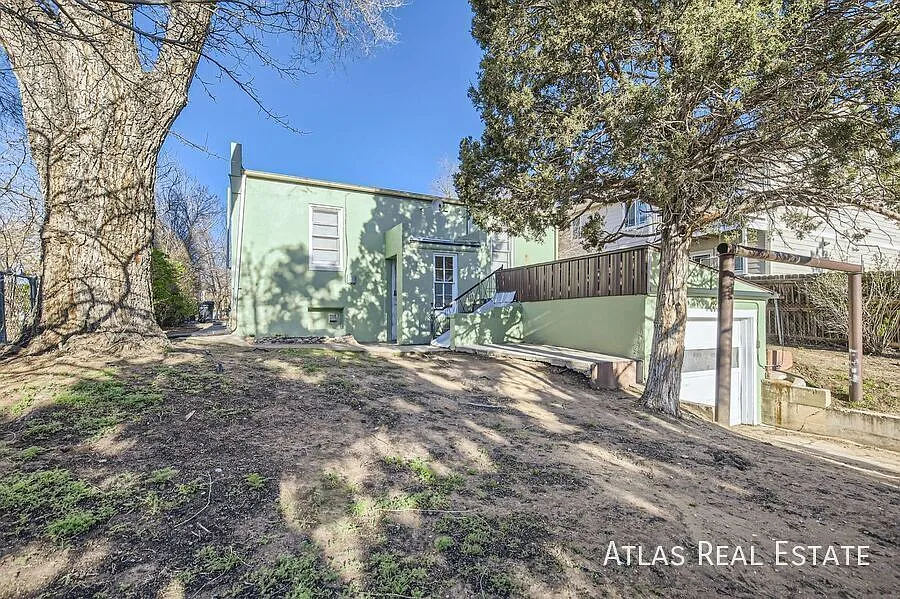 One Month Free!! Beautiful Main Floor Unit!! Blocks From Downtown And Unc! — Photo 1