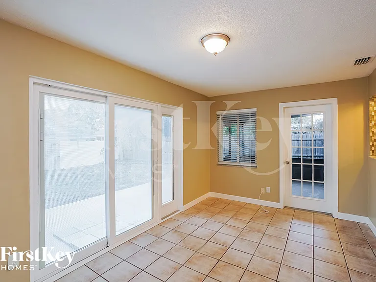 2310 Nellie St — Photo 4
