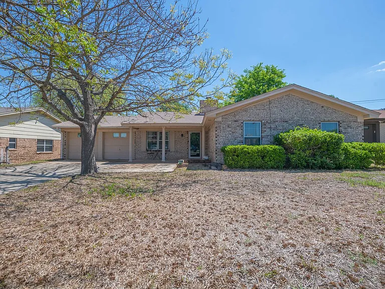 303 Manning Dr — Photo 2