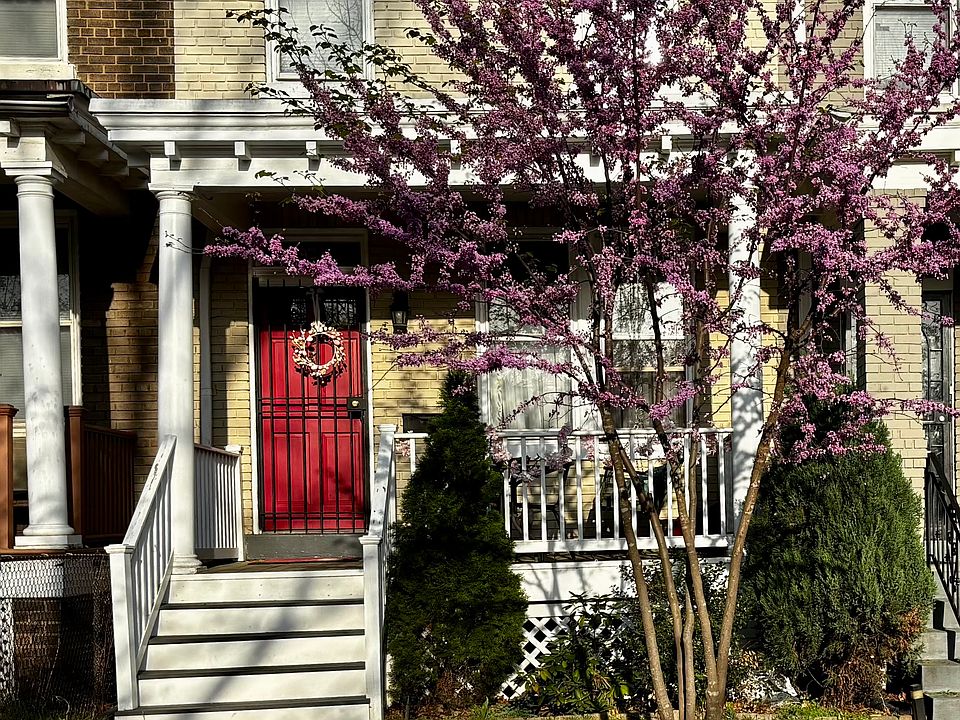 Front of house in nice row of towhouses.