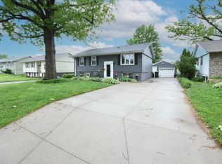 6715 Kelburn Ln NE, Cedar Rapids, IA 52402