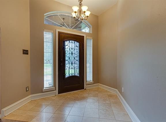4th image of 2802 Live Oak Dr