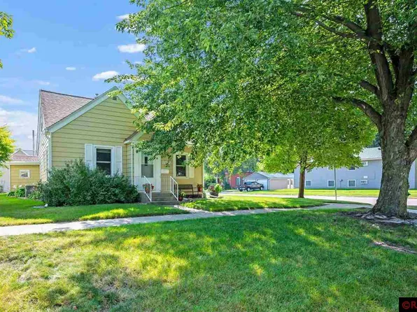 327 S Moore St, Blue Earth, MN 56013