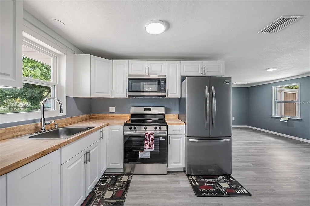 3 bed, 1.0 bath, 902 sqft, $2,300 — Photo 4