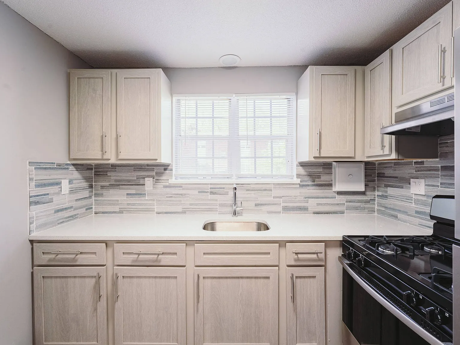 BAY SHORE APARTMENTS — Photo 4