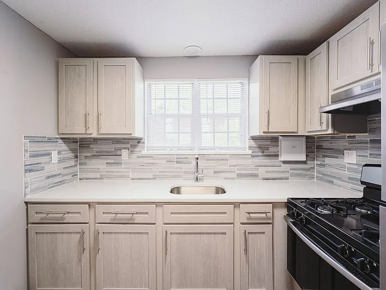 BAY SHORE APARTMENTS — Photo 4