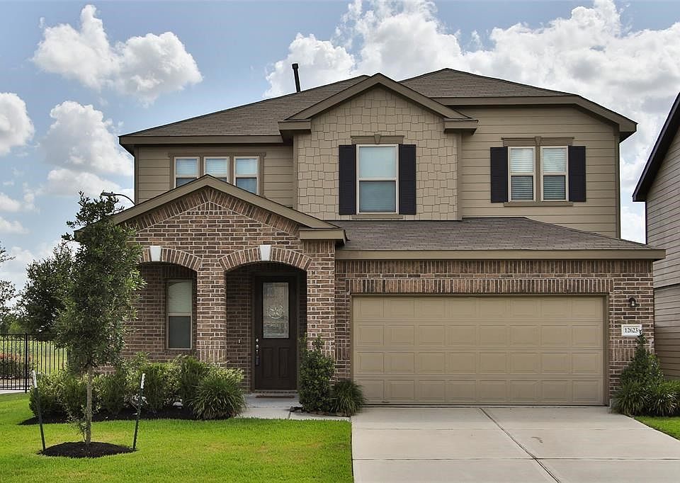 Barely lived in 3 bedroom, 2.5 bathroom home in the wonderful gated community of Klein Arbor. This home is located in Klein ISD, easy access to Beltway 8, Highway 249 and Cypress Creek Parkway (FM 1960).