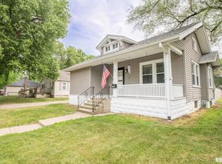 1402 Charlotte St, Pekin, IL 61554