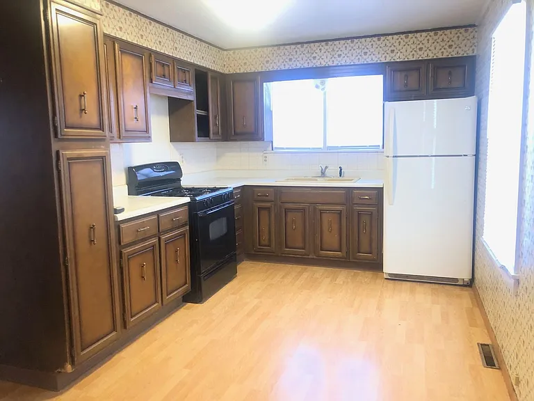 1910 S Morris Ave — Photo 2