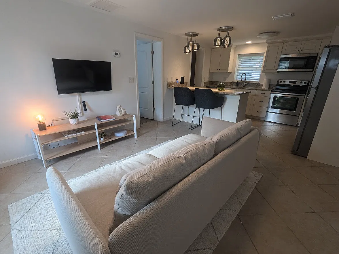 3 bed, 925 sqft, $2,450 — Photo 3