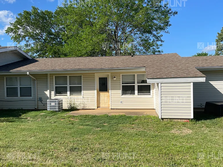 121 Pennsylvania Dr — Photo 2
