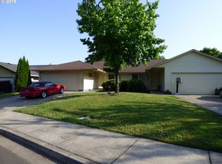 910 E Benjamin Ave, Cottage Grove, OR 97424