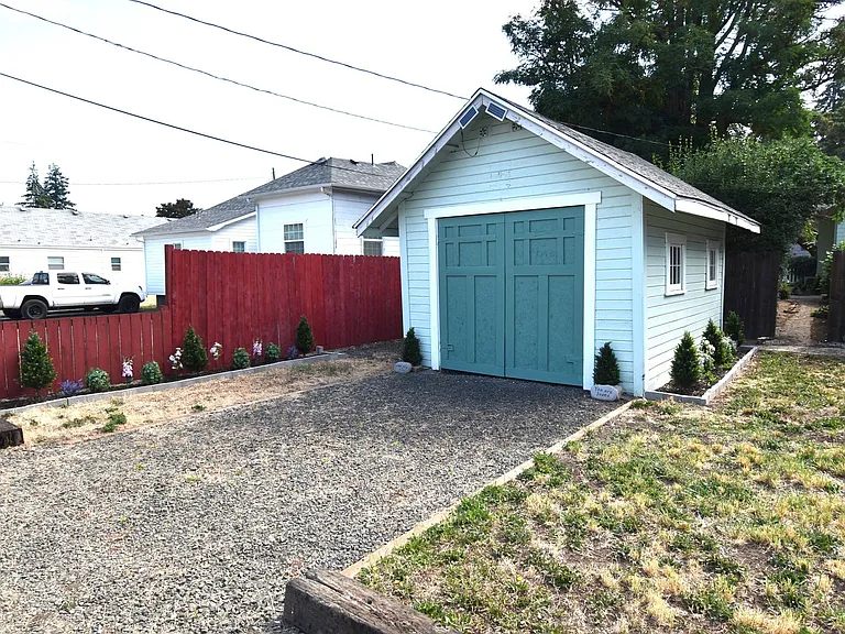 586 Grove St — Photo 35