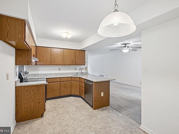 3rd image of 8 O'Rourke Ct
