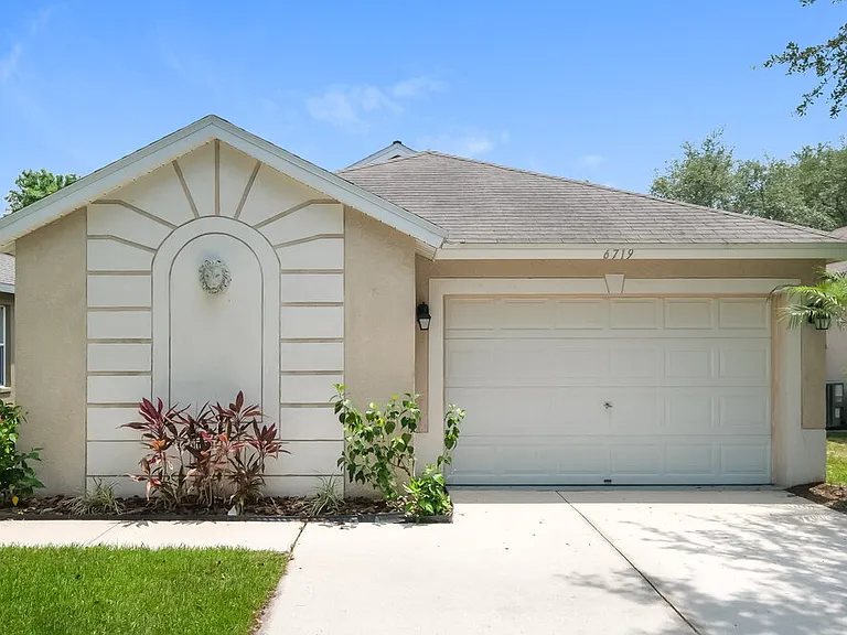 6719 Summer Cove Dr — Photo 1