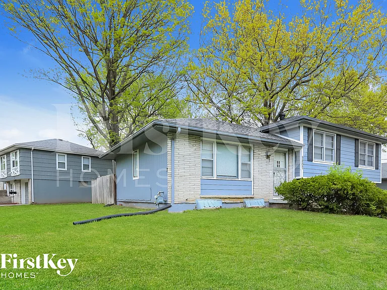 9207 Manchester Ave — Photo 2