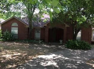 701 S Parks Dr, Desoto, TX 75115