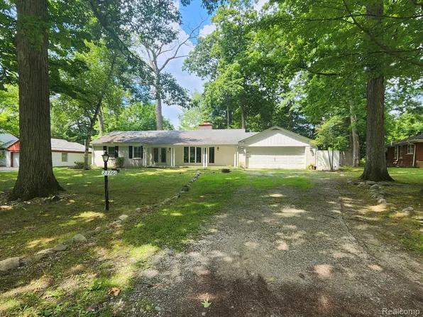 23760 Oak Glen Dr, Southfield, MI 48033