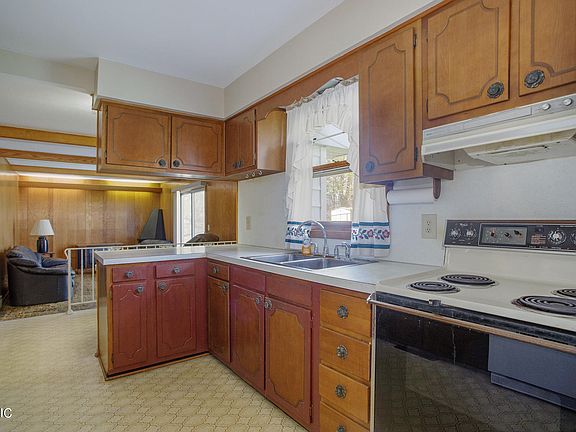 5th image of 157 Lincolnwood Dr