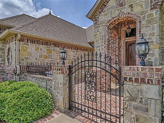 3rd image of 8924 Souththorn Dr