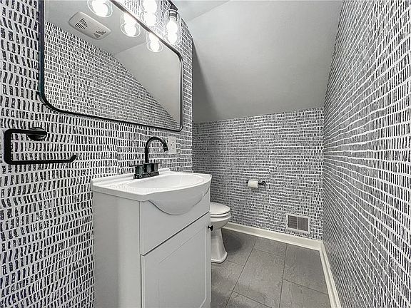 4th image of 451 Neff St