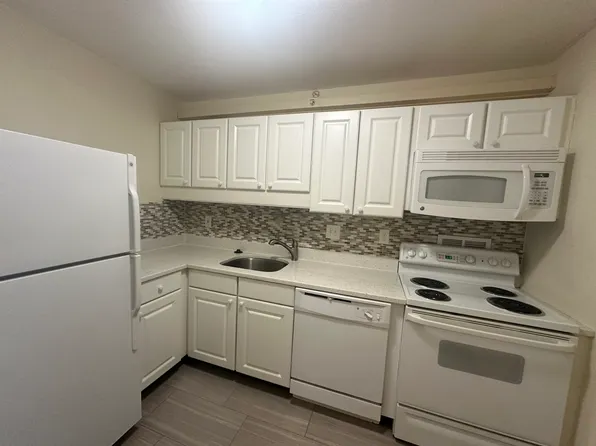 77 Monmouth St #105, Brookline, MA 02446