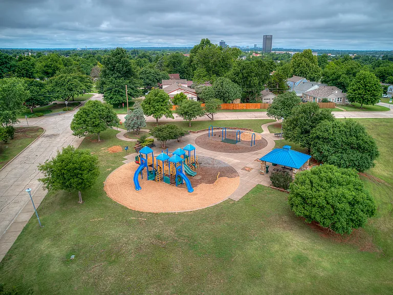 4620 N Harvey Pkwy — Photo 44