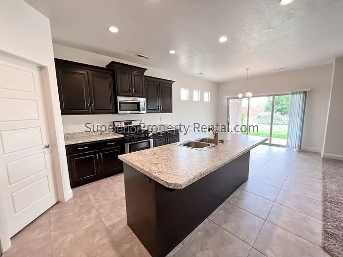 4 bed, 2.5 bath, 1905 sqft, $2,400 — Photo 4