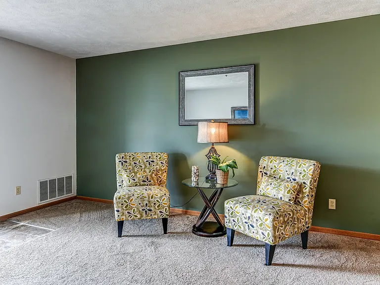 Thorn-Barry Apartments — Photo 12