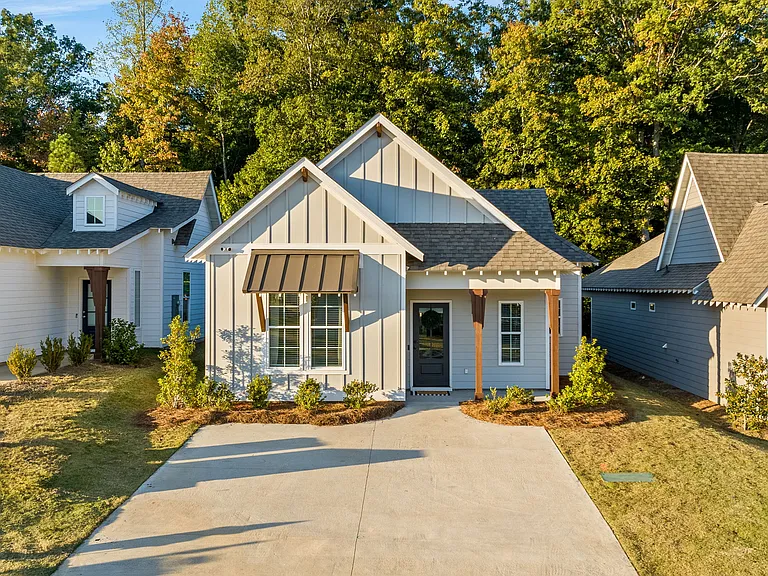 720 Village Dr — Photo 1
