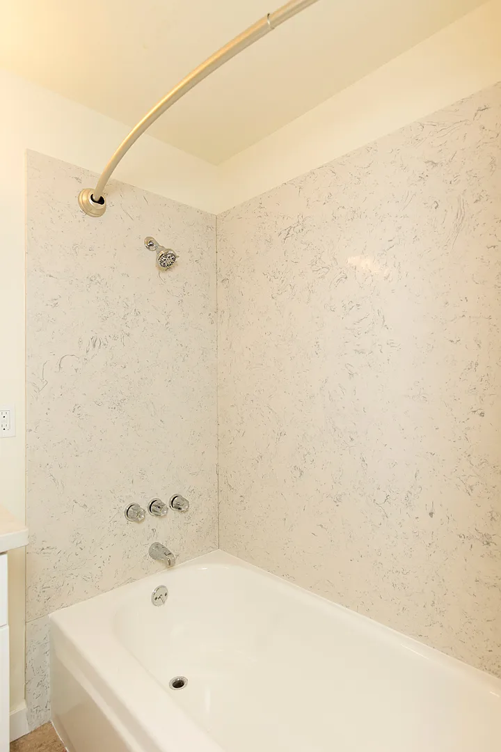 Remodeled 2 Bed / 1 Bath In Central Fremont! W/D In-Unit! — Photo 3