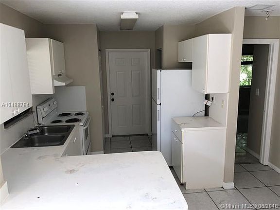 4th image of 925 SW 8th Pl