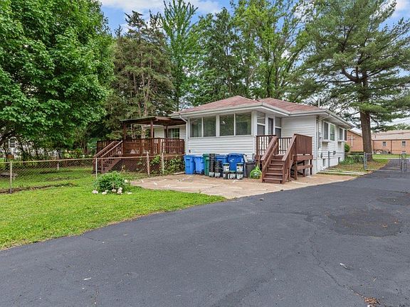 3rd image of 925 Lindsay Ln