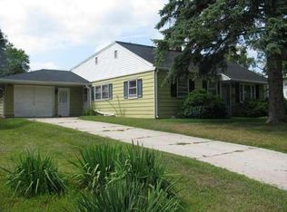 816 Birchwood Dr, West Bend, WI 53095