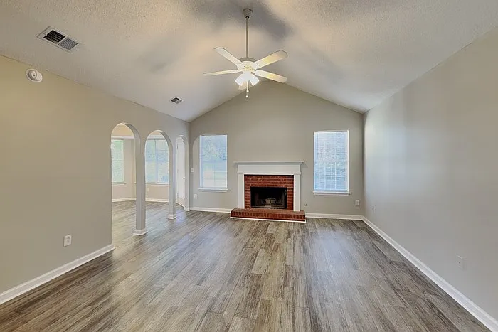 4 bed, 3.0 bath, 1946 sqft, $2,195 — Photo 4
