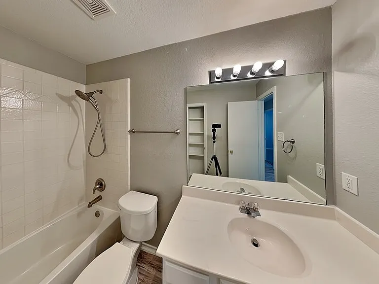 516 E Oak St — Photo 14