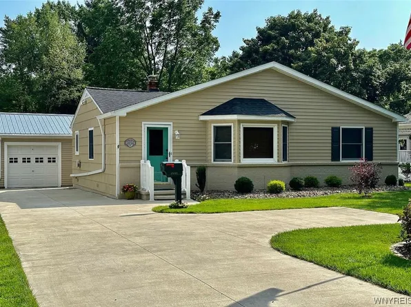 10895 Bodine Rd, Clarence, NY 14031