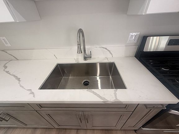 3rd image of 10640-46 Victory Blvd #10648